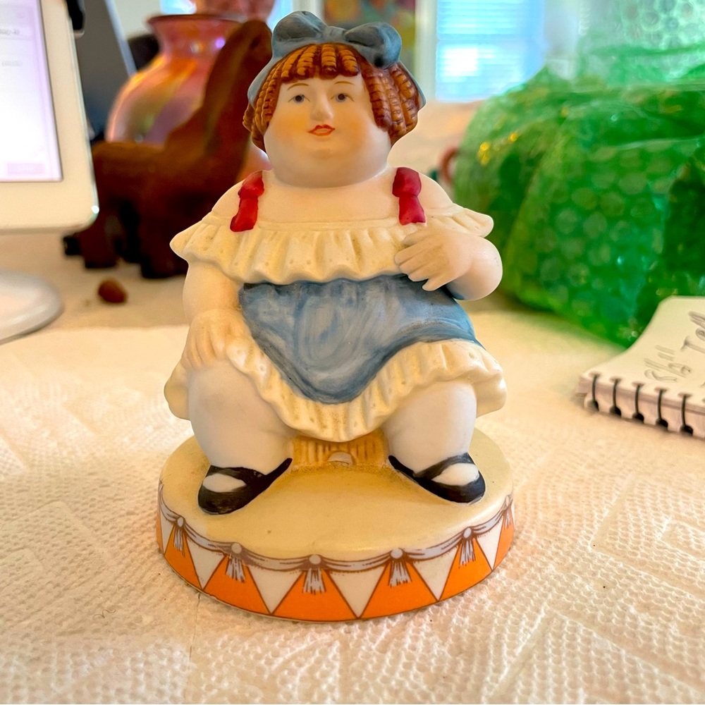 Circus Royale Seated Woman Colorful Great Detail in Good Condition 80’s ceramic - Picture 5 of 5